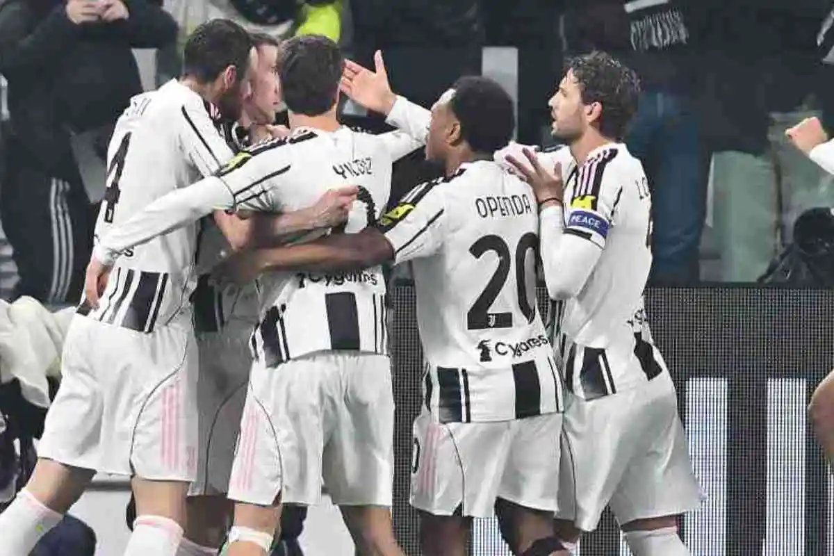 I giocatori della Juventus esultano sotto la curva dopo un gol durante una partita di Serie A nella stagione 2026.