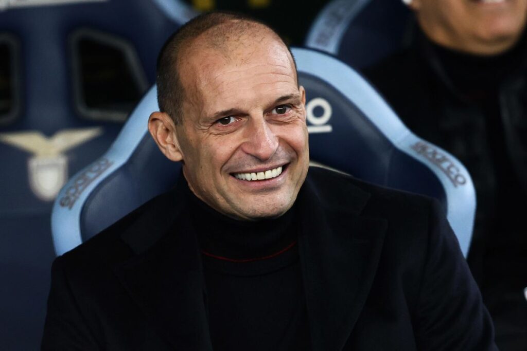 Milan, Allegri sorride in panchina.