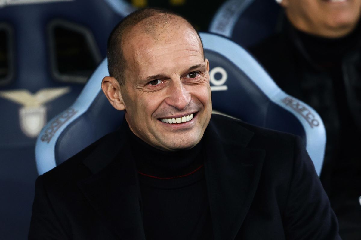Milan, Allegri sorride in panchina.