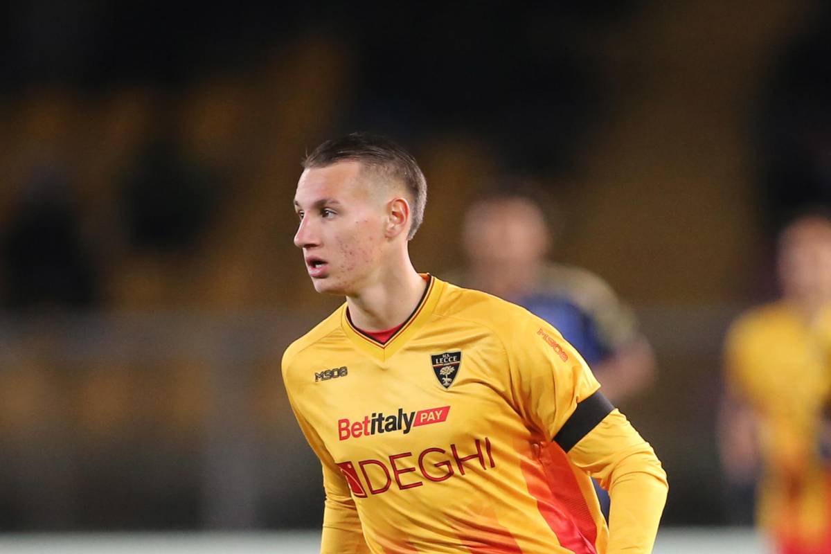 Camarda in campo con la maglia del Lecce.