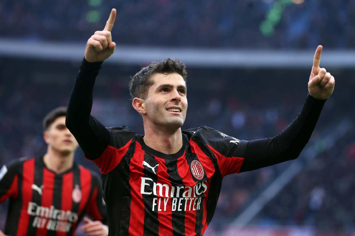 Christian Pulisic esulta dopo un gol con il Milan durante una partita di campionato allo stadio San Siro