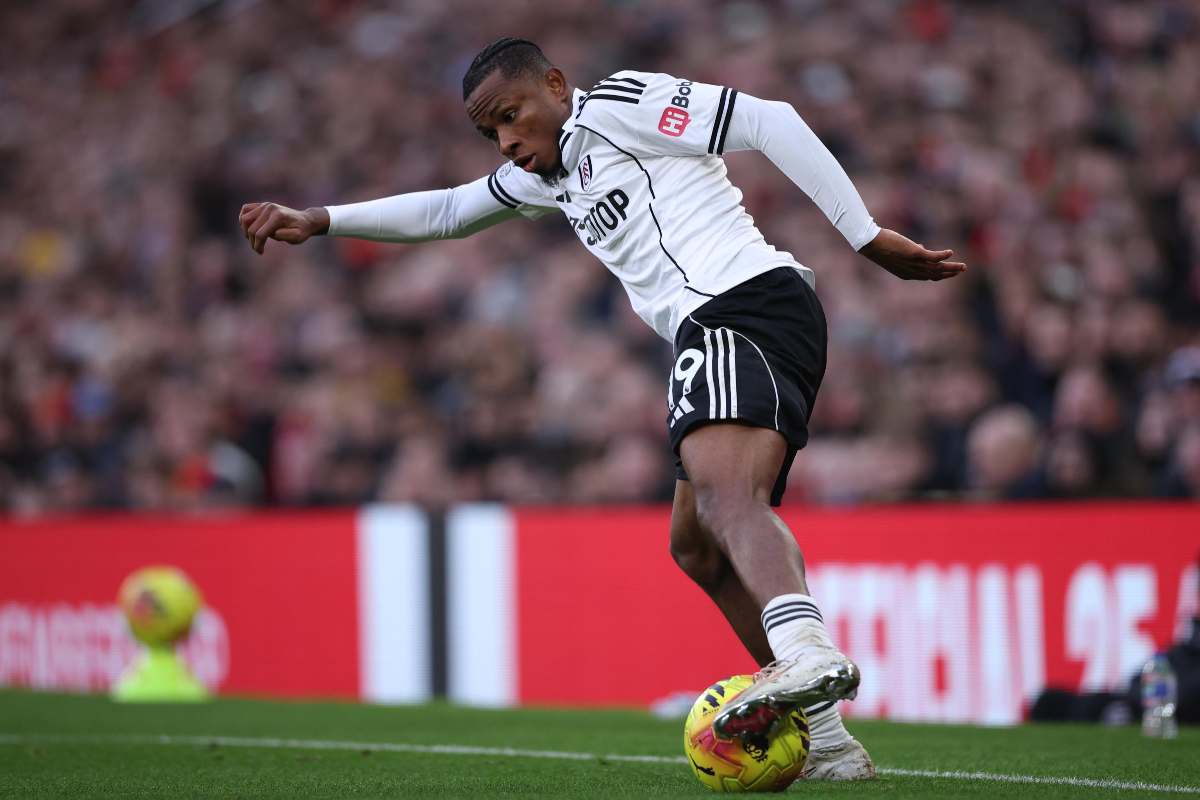 Chukwueze che gioca una partita di Premier con il Fulham