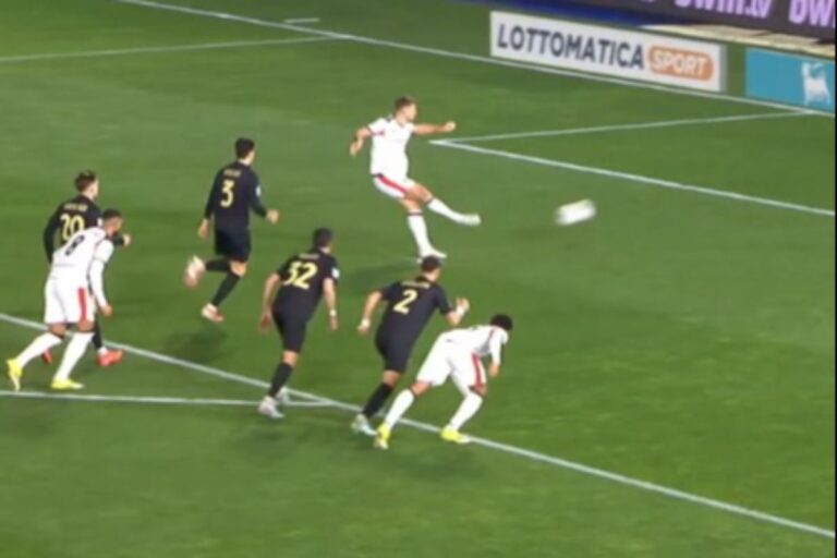 Niclas Fullkrug sbaglia un rigore durante la partita tra Pisa e Milan