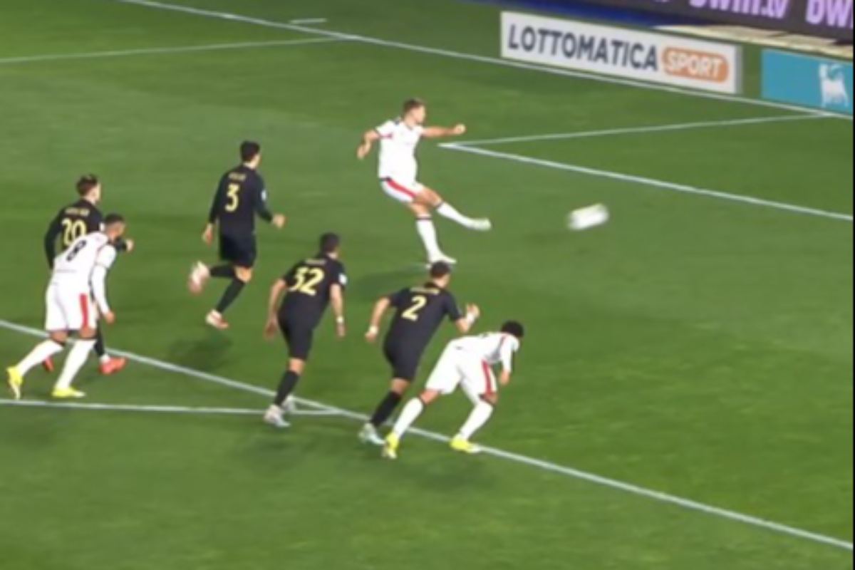 Niclas Fullkrug sbaglia un rigore durante la partita tra Pisa e Milan