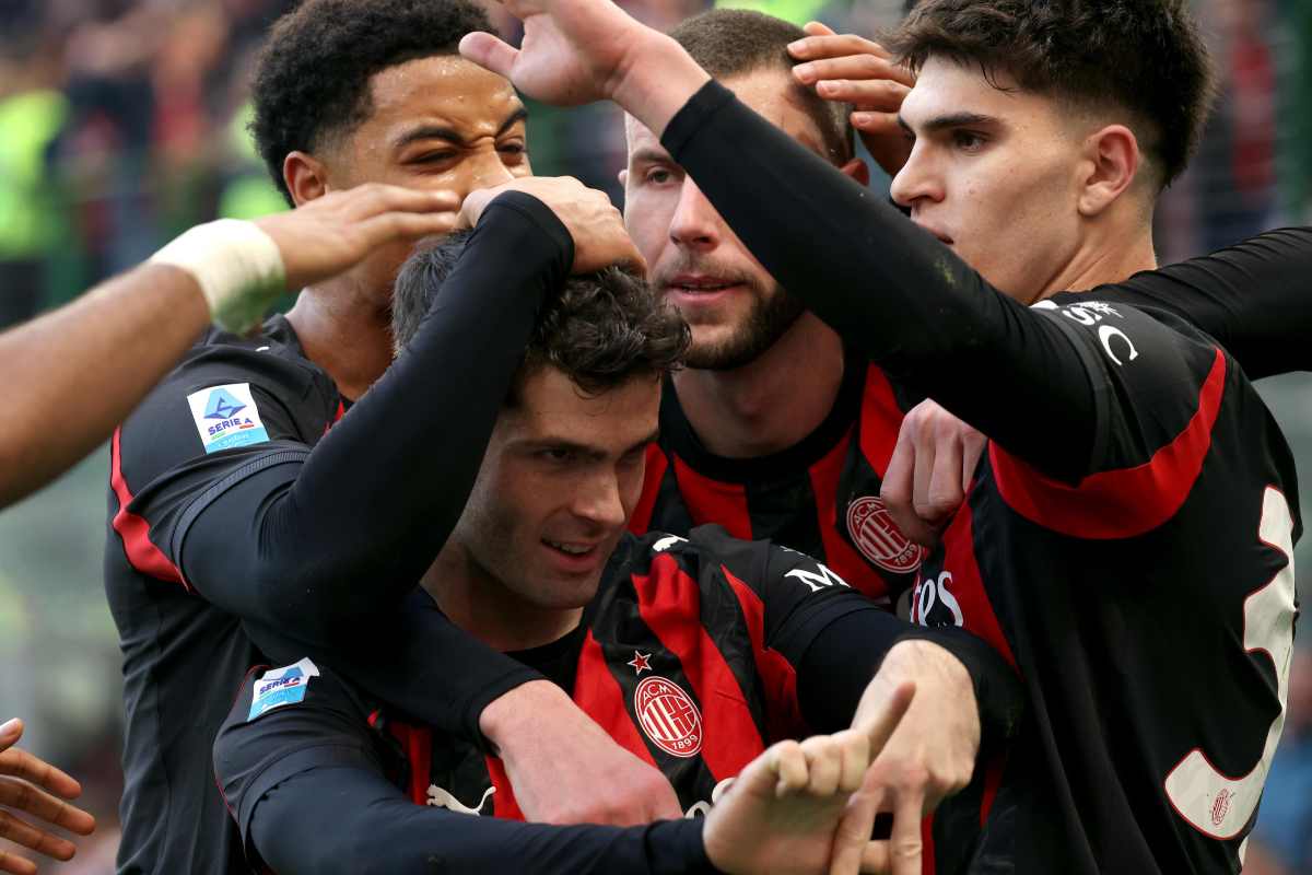 Calciatori del Milan esultano in gruppo