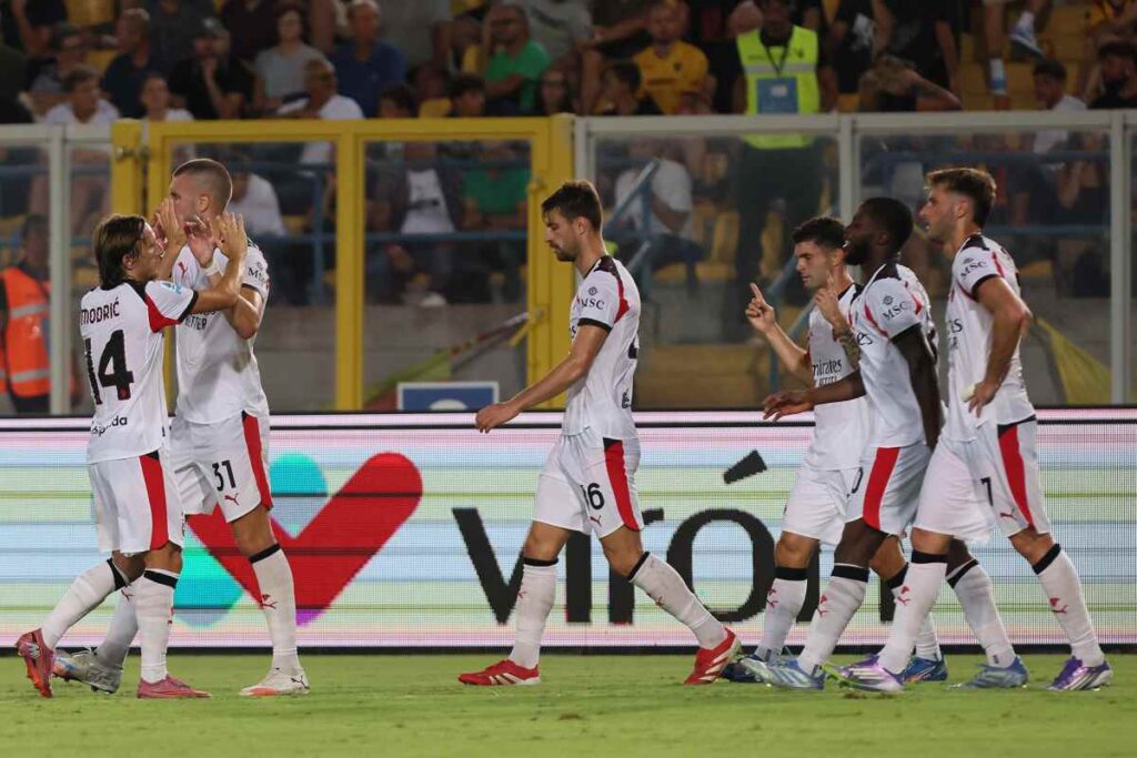 I calciatori del Milan festeggiano dopo la rete realizzata da Pulisic nel match contro il Lecce