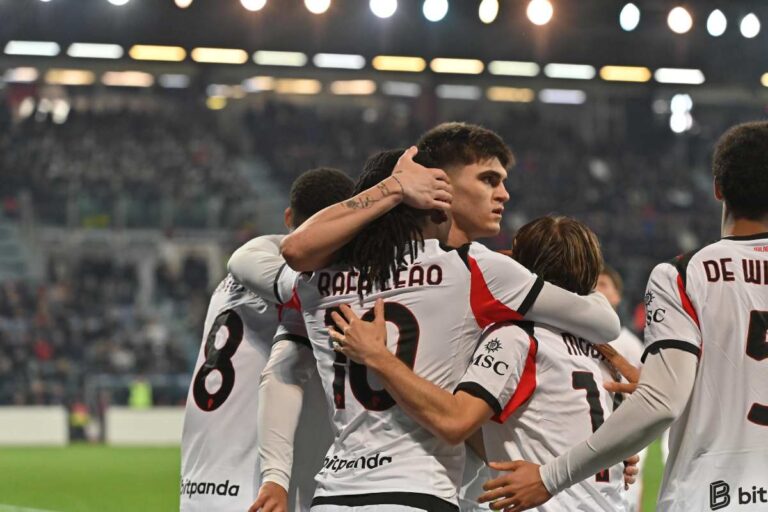 Rafael Leao, Luka Modric e Davide Bartesaghi si abbracciano dopo la rete nel match tra Cagliari e Milan