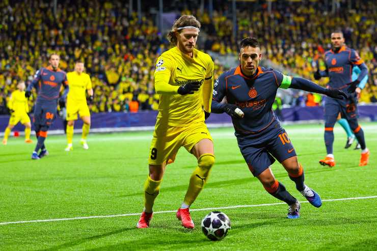 Lautaro Martinez, attaccante dell'Inter, a duello nel corso del match contro il Bodo Glimt