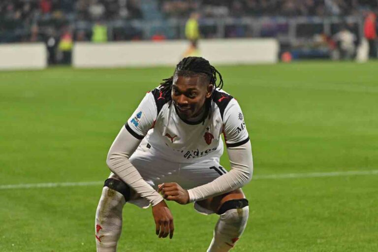 Rafael Leao esulta dopo un gol.