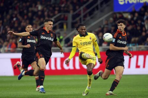 Leao realizza la rete dell'1-1 in Milan-Como.