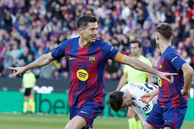 Lewandowski, obiettivo Milan, esulta dopo un gol contro il Mallorca.