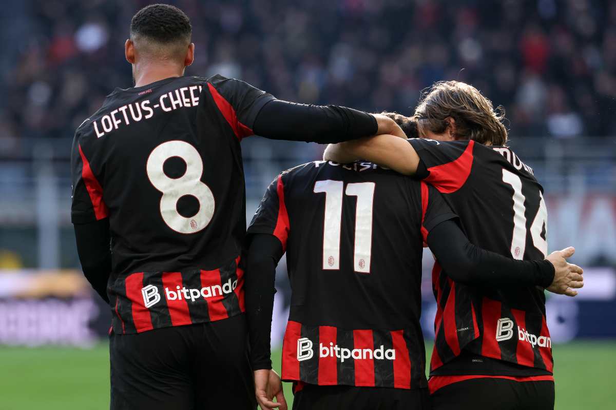 Ruben Loftus-Cheek, Christian Pulisic e Luka Modric si abbracciano nel corso del match tra Milan e Verona