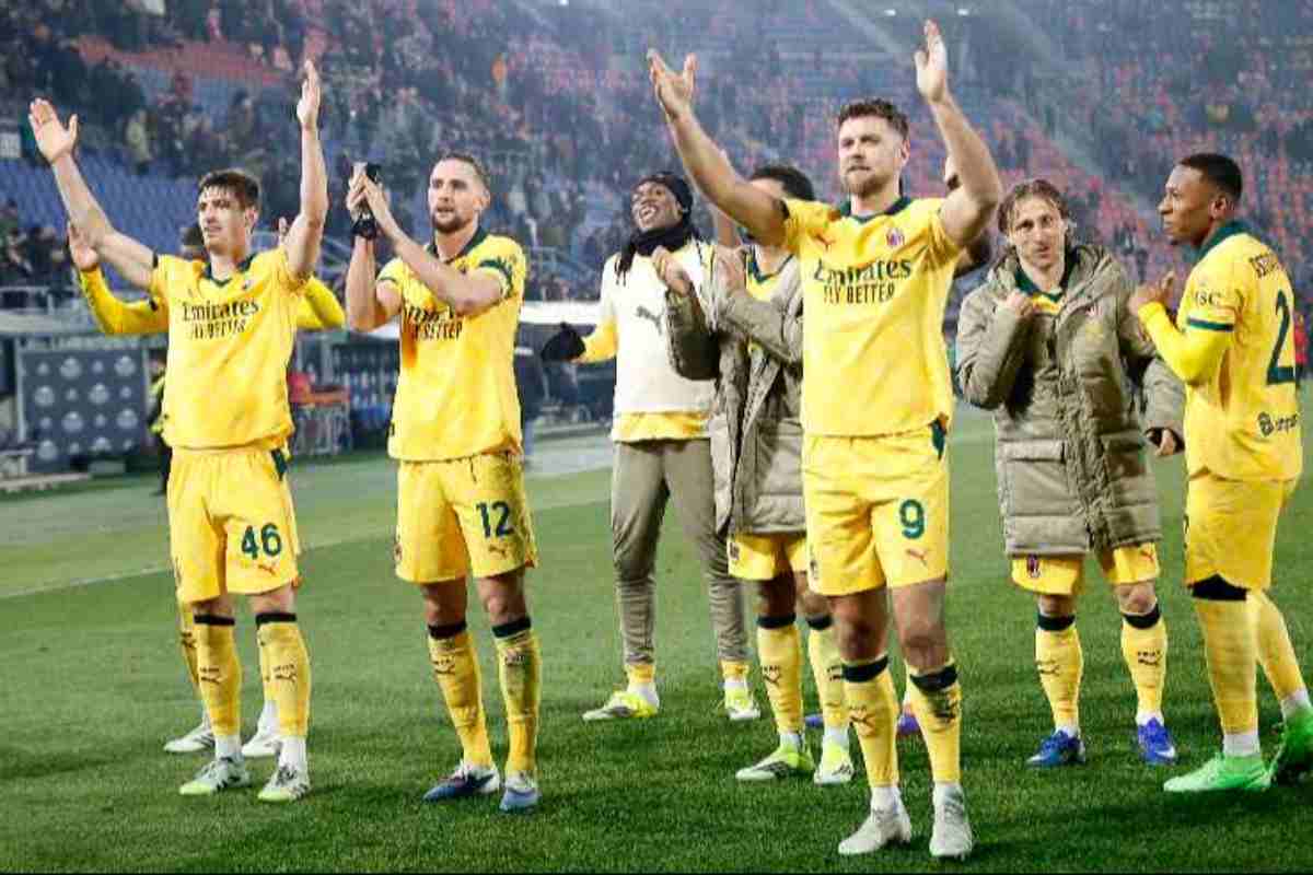 Il Milan esulta sotto la curva