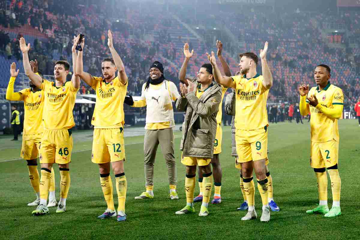 Il Milan esulta sotto la curva