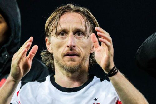 Modric in campo con la maglia del Milan