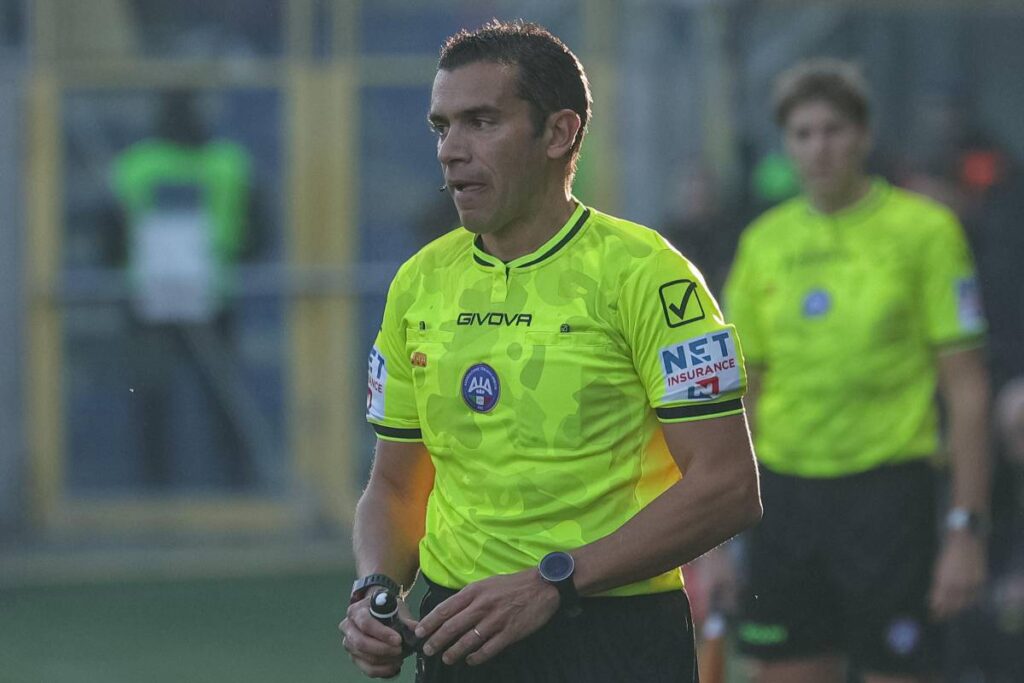 Piccinini, arbitro di Milan-Parma, in campo durante una gara di campionato.