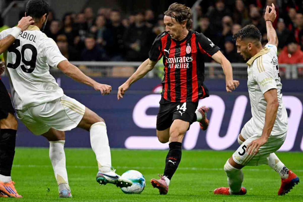 Calciatori di Pisa e Milan impegnati durante la gara di campionato