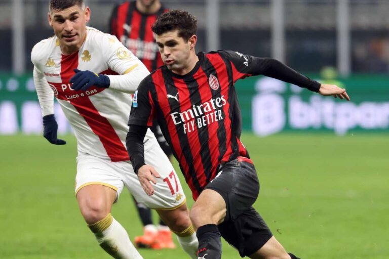 Christian Pulisic in azione con la maglia del Milan contrasta un giocatore del Genoa in maglia rossoblu