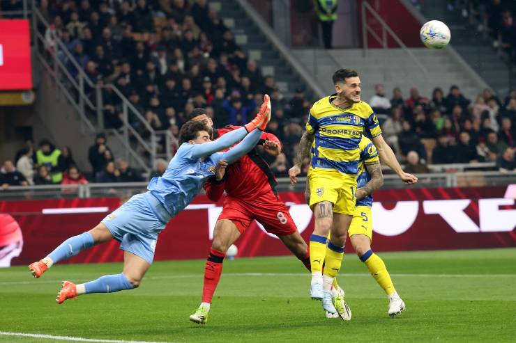 Lo scontro tra Ruben Loftus-Cheek, centrocampista del Milan, ed Edoardo Corvi, portiere del Parma