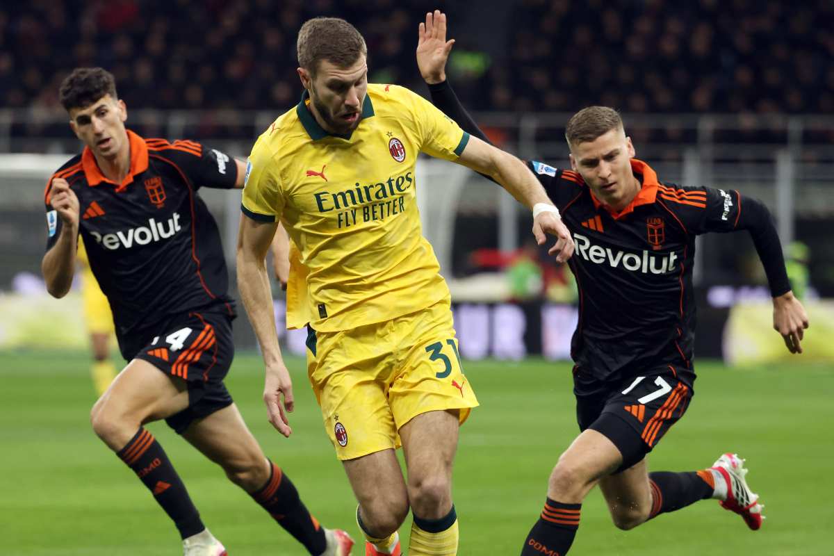 Strahinja Pavlovic, difensore del Milan, a duello nel corso del match contro il Como