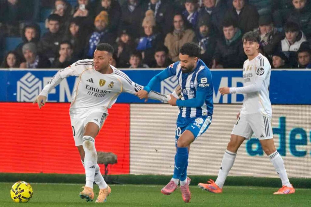 Mbappè e Valdepeñas, obiettivo del Milan, nella gara di campionato contro l'Alavés.