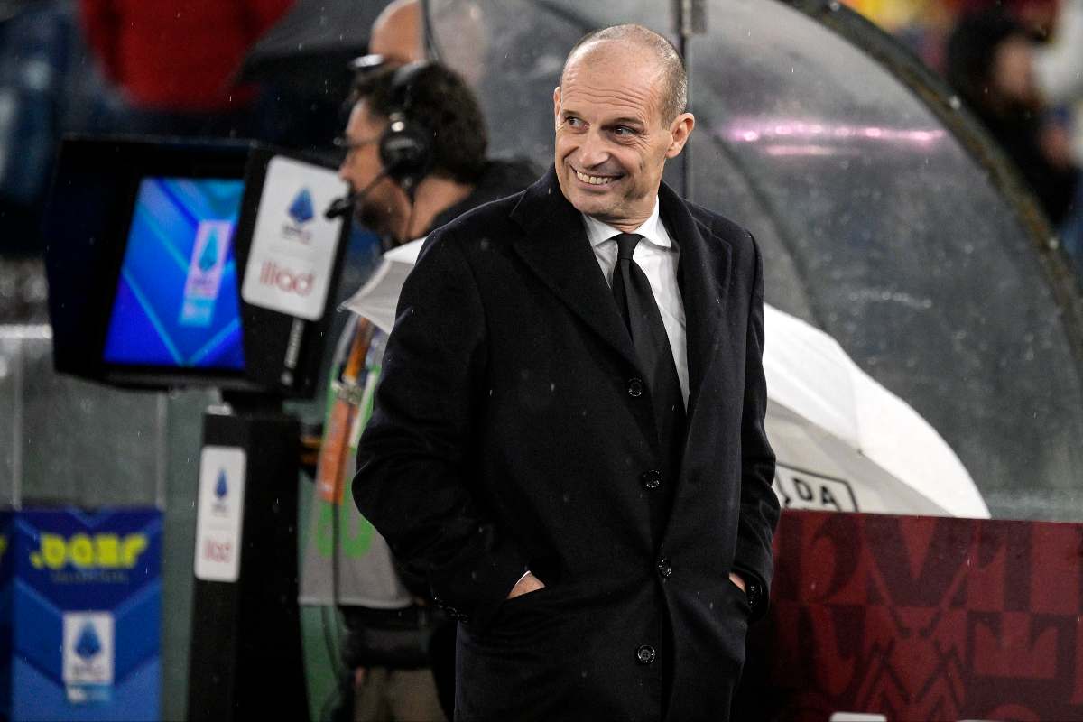 Massimiliano Allegri sorride durante una partita del Milan