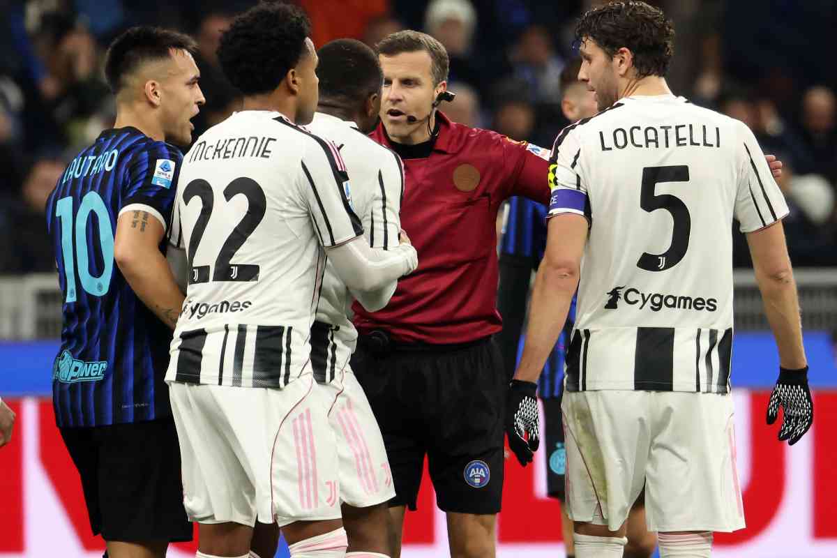Calciatori di Juve e Inter attorno all'arbitro durante il derby.