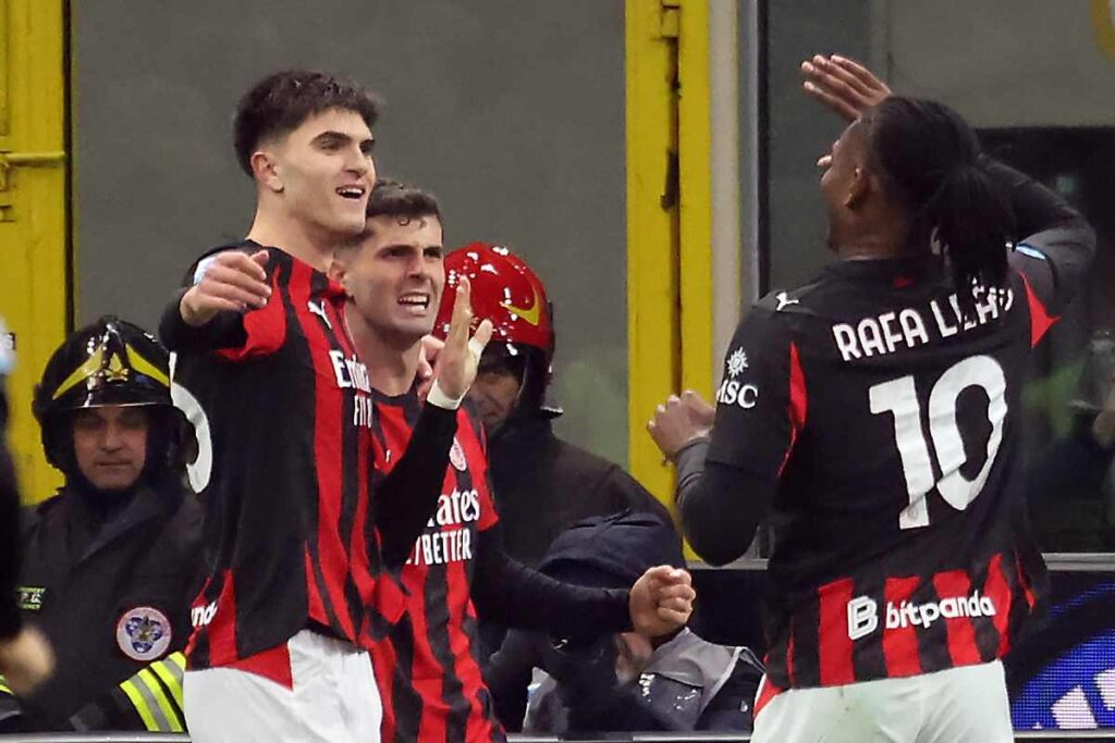 I giocatori del Milan Bartesaghi, Pulisic e Leao esultano dopo un gol segnato in Serie A