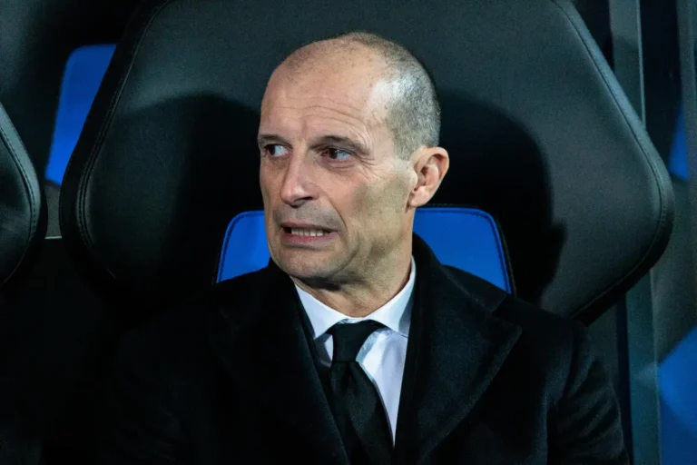 Allegri preoccupato in panchina
