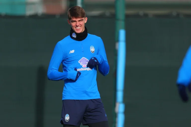 Charles De Ketelaere con addosso la maglia dell'Atalanta