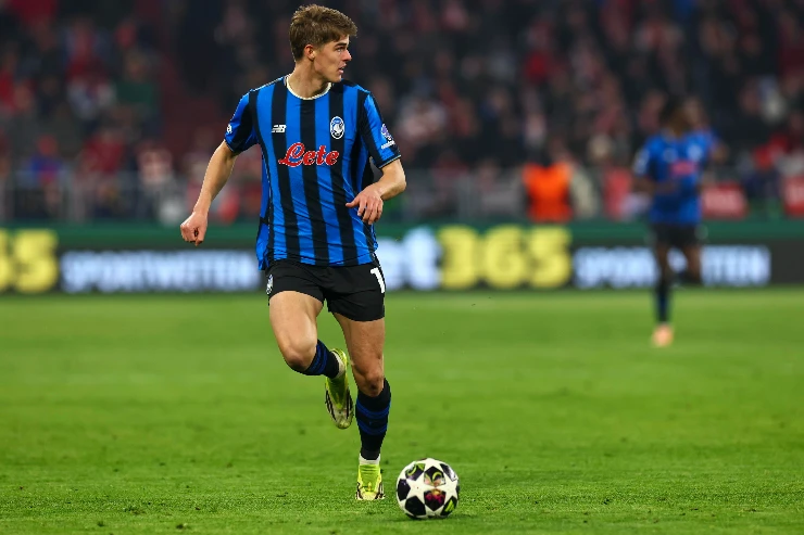 Charles De Ketelaere con addosso la maglia dell'Atalanta