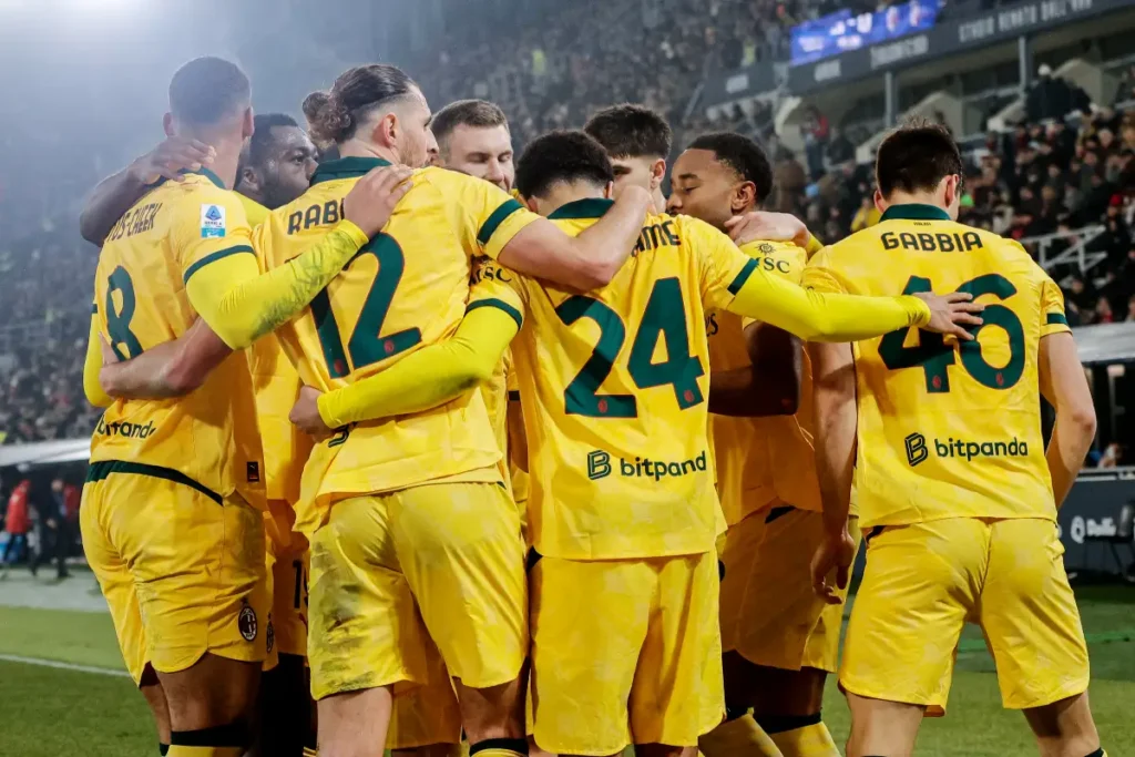 Giocatori del Milan esultano dopo il gol a Bologna