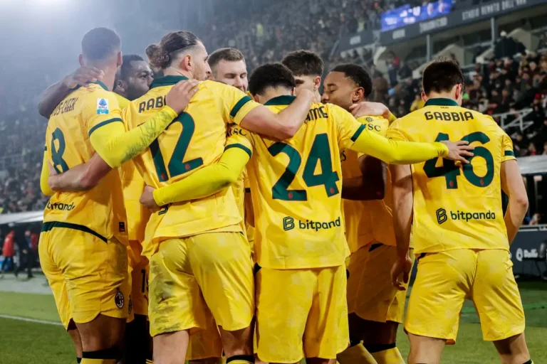 Giocatori del Milan esultano dopo il gol a Bologna