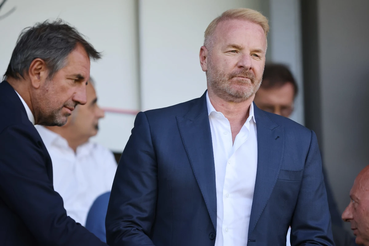 Igli Tare, direttore sportivo del Milan, osserva la partita dalla tribuna