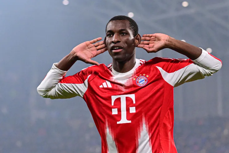 Nicolas Jackson esulta dopo un gol con la maglia del Bayern Monaco