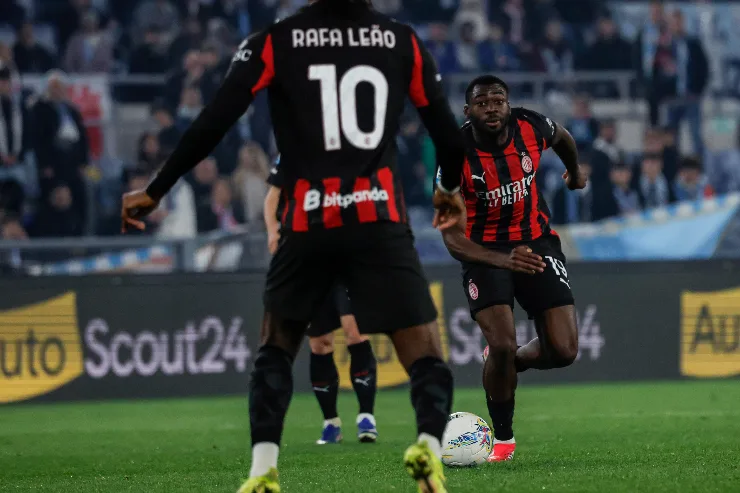 Leao in campo durante la partita Lazio Milan