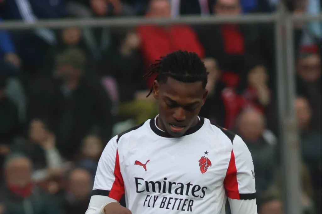 Leao in campo con la maglia del Milan