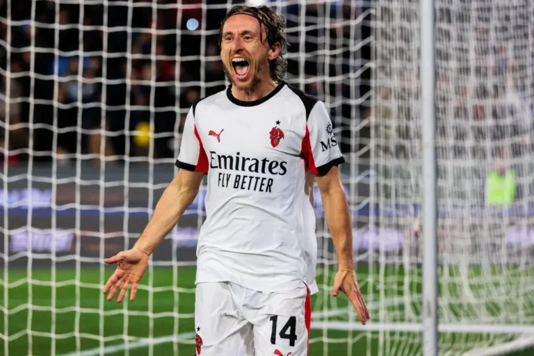 Luka Modric festeggia il gol con il Milan