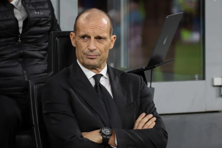 Massimiliano Allegri, allenatore del Milan, seduto in panchina prima del match contro la Roma