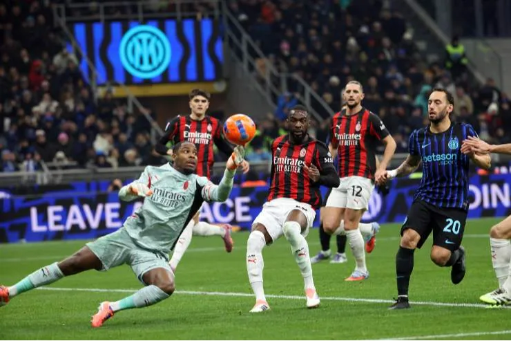 Mike Maignan, portiere del Milan, nel corso del match contro l'Inter