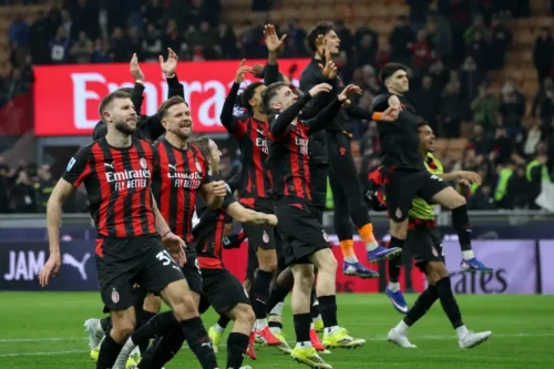 I giocatori del Milan festeggiano la vittoria dopo la partita di calcio di Serie A tra il Milan e l'Inter 