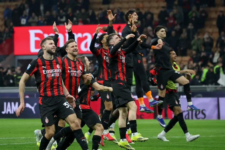 Il Milan festeggia la vittoria nel derby contro l'Inter