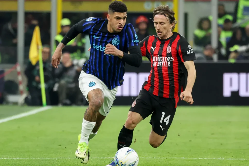 Modric in campo con la maglia del milan durante il derby