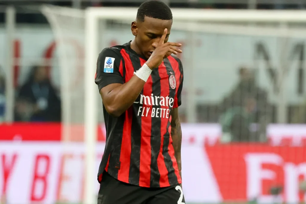 Pervis Estupinan durante la gara di Serie A 2026