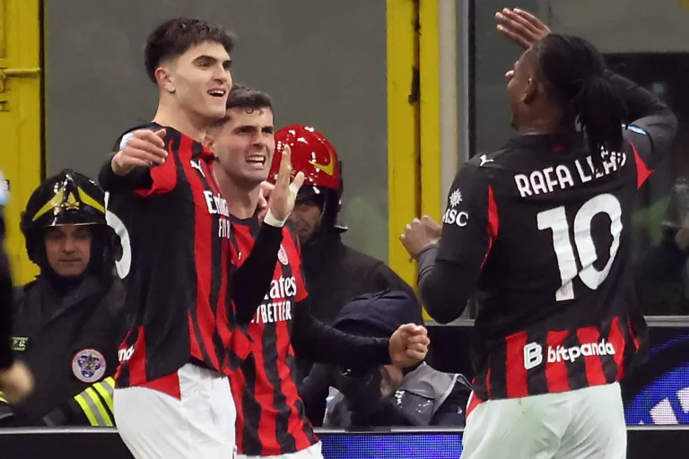 Rafa Leao con Pulisic e Bartesaghi durante l'allenamento del Milan