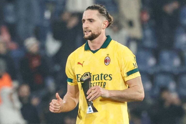 Adrien Rabiot in maglia gialla del Milan con premio MVP