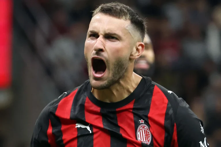 Santiago Gimenez esulta con il Milan