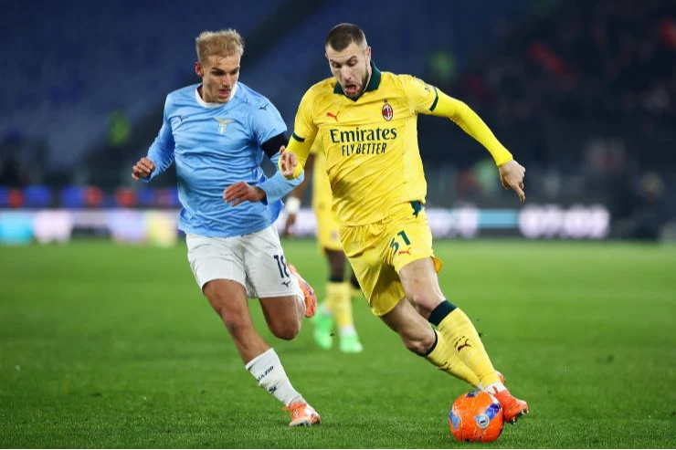 Strahinja Pavlovic, difensore del Milan, a duello con Isaksen nel corso del match contro la Lazio