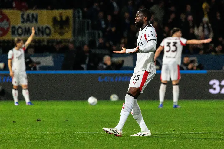 Fikayo Tomori con addosso la maglia del Milan durante una sfida di Serie A