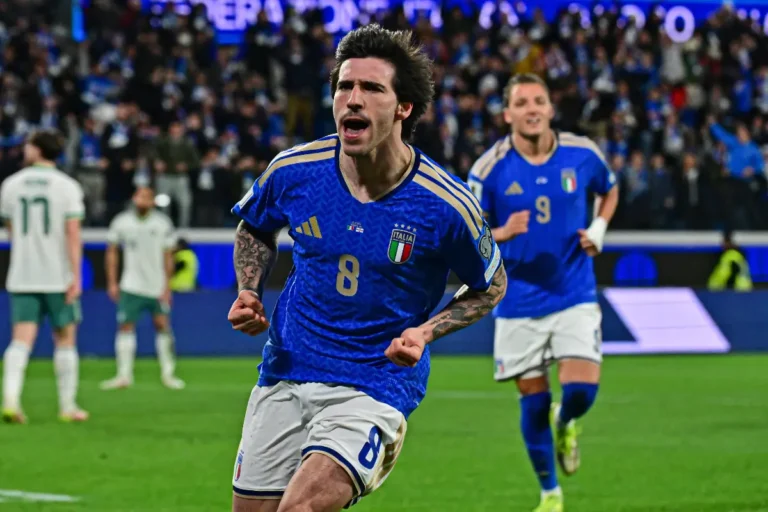 Tonali in campo con la maglia della nazionale. La foto rimanda alla indiscrezioni di mercato per un possibile ritorno al Milan